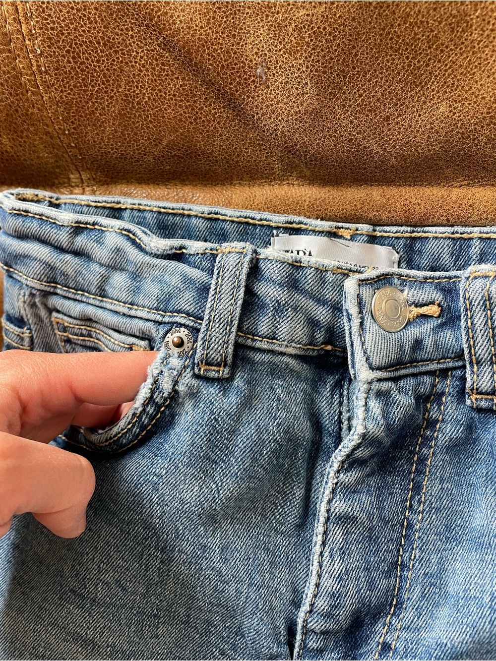 Zara Women's Straight Jeans in Light Blue Wash - Picture 4 of 6